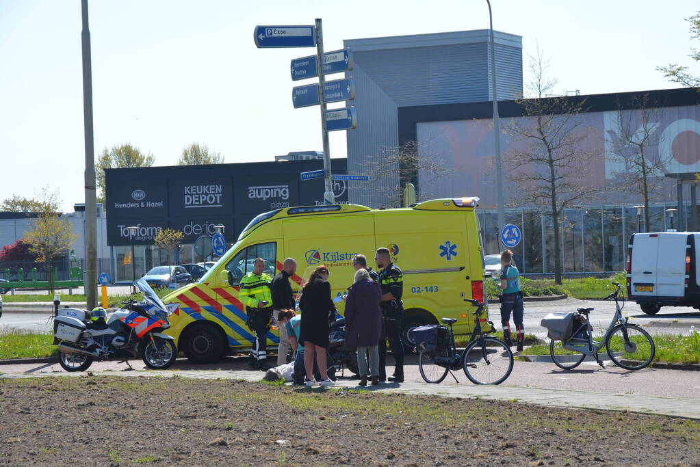 Scooter en fietser botsen op fietspad