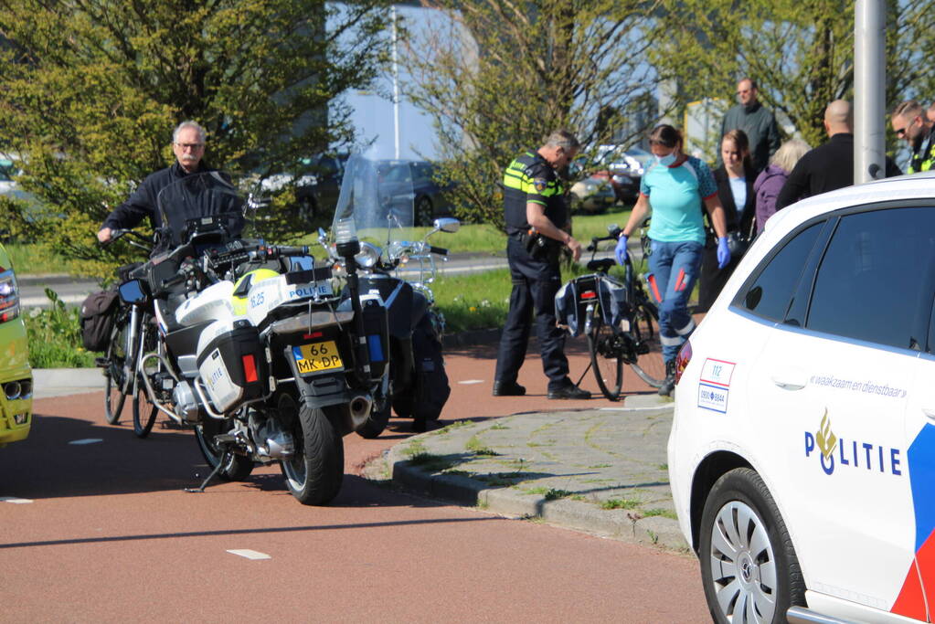 Scooter en fietser botsen op fietspad