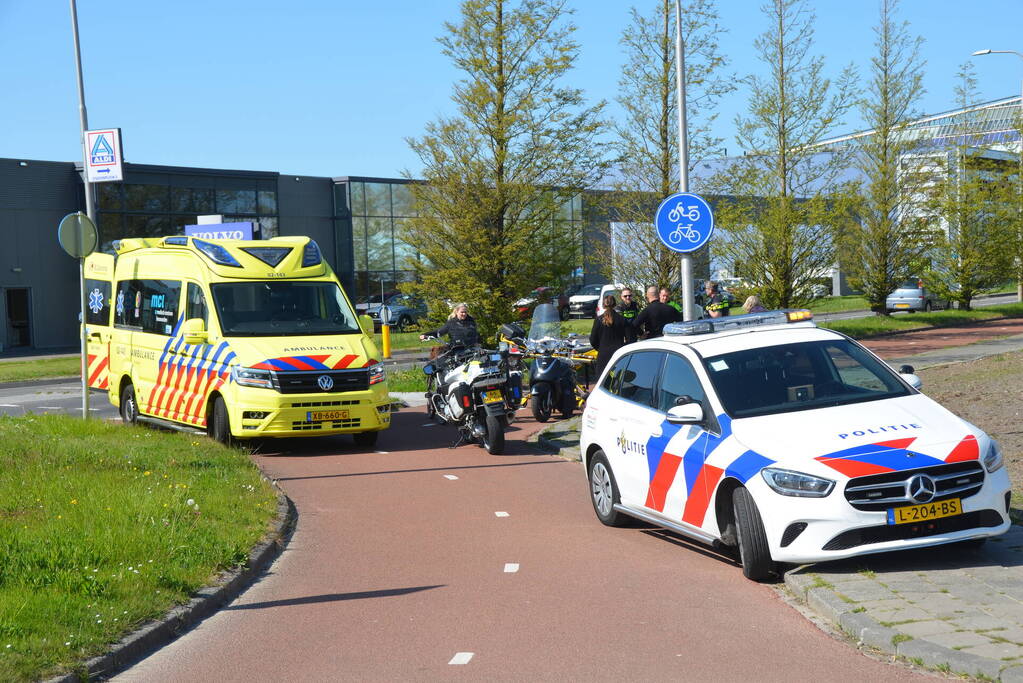Scooter en fietser botsen op fietspad