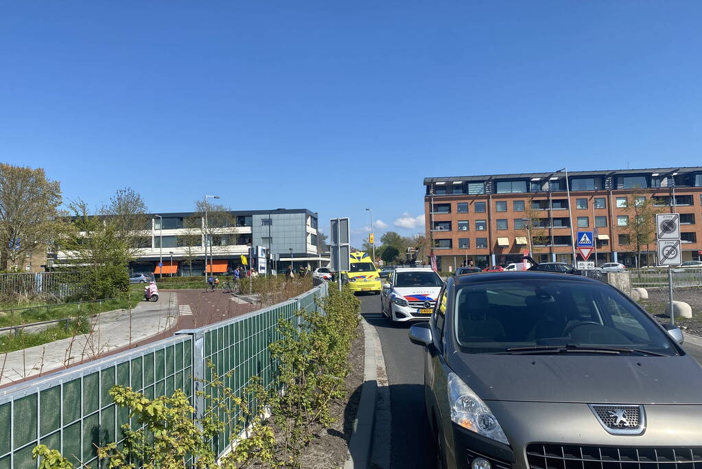 Overstekende scooterrijder aangereden door personenauto