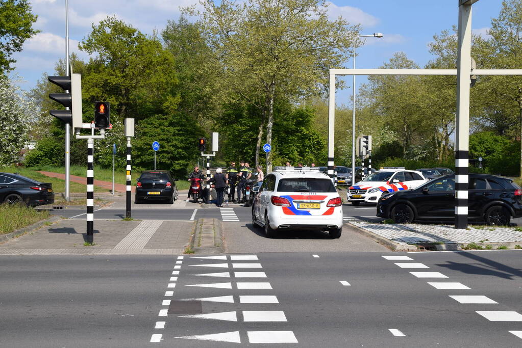 Automobilist vlucht na botsing met scooter
