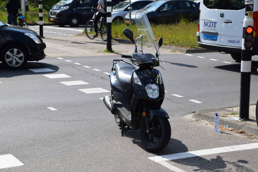 Automobilist vlucht na botsing met scooter