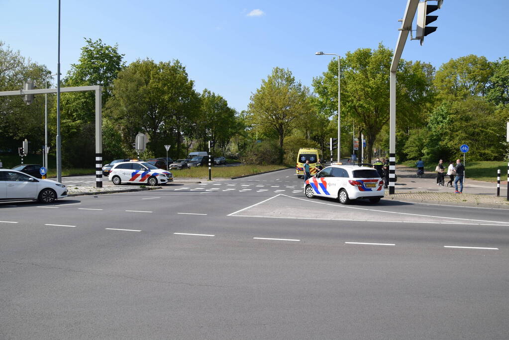 Automobilist vlucht na botsing met scooter