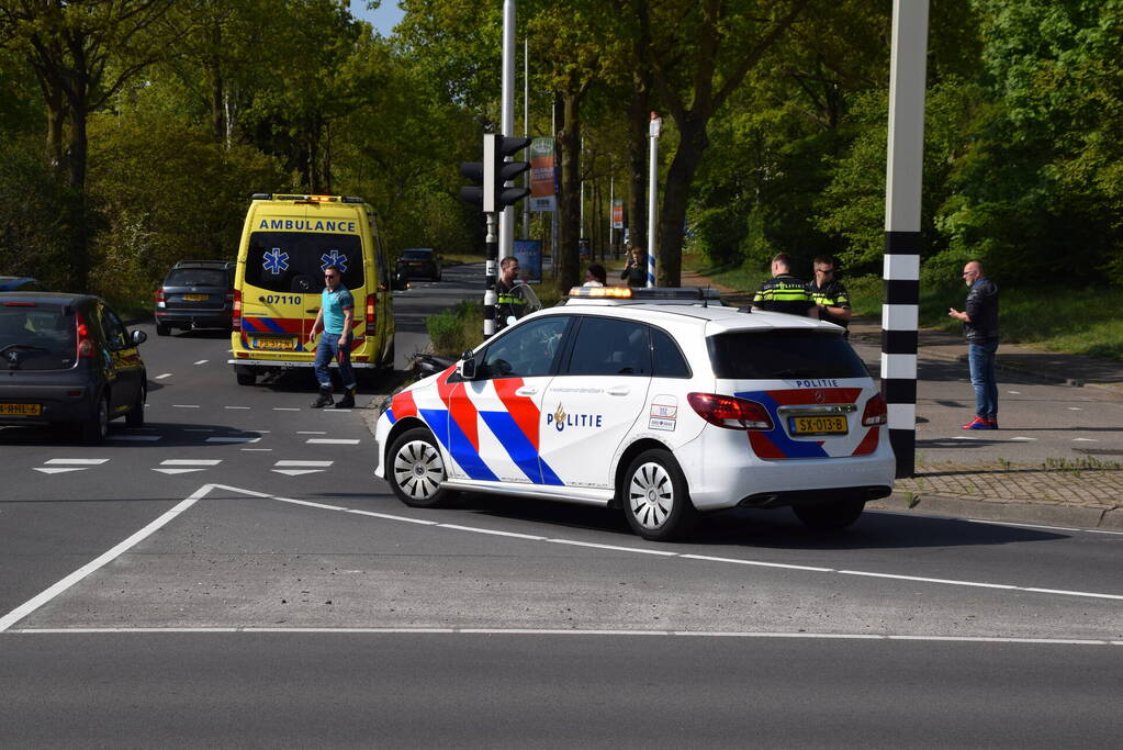 Automobilist vlucht na botsing met scooter