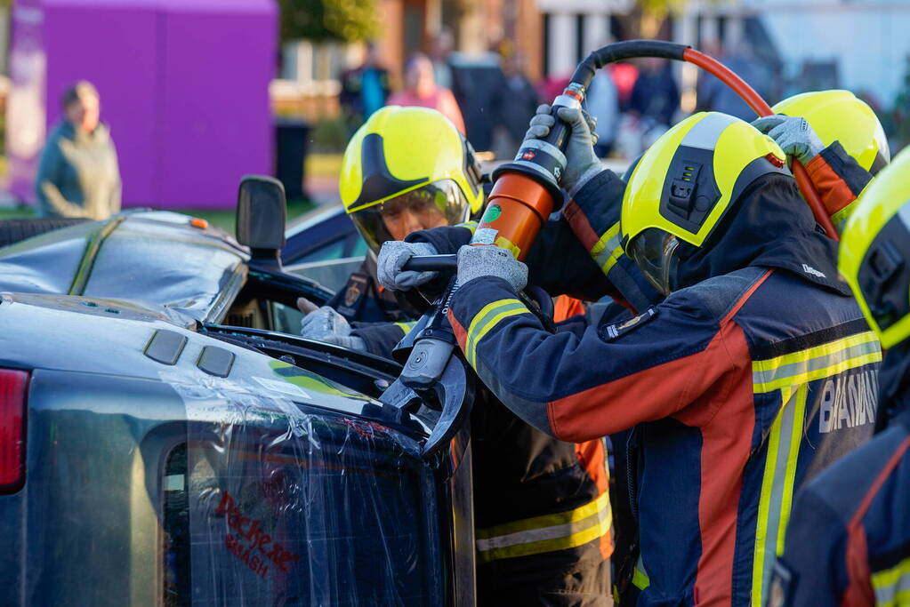Spectaculaire brandweeroefening trekt veel bekijks
