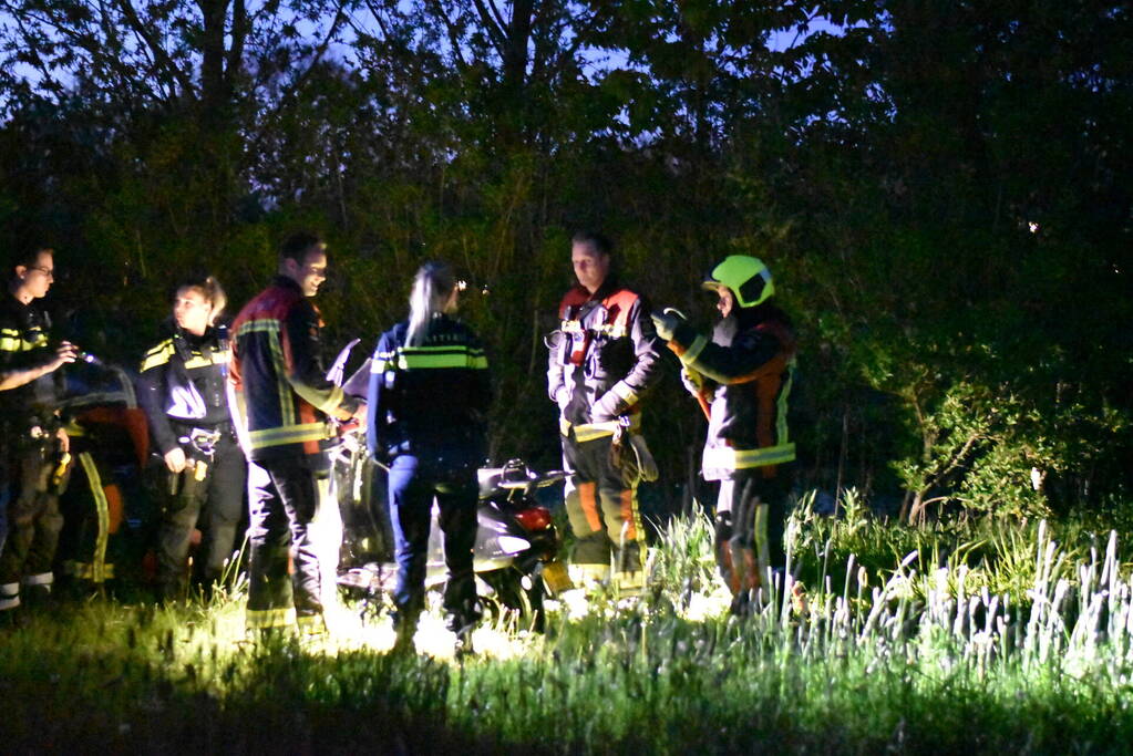 Hulpdiensten halen gestolen scooter uit water