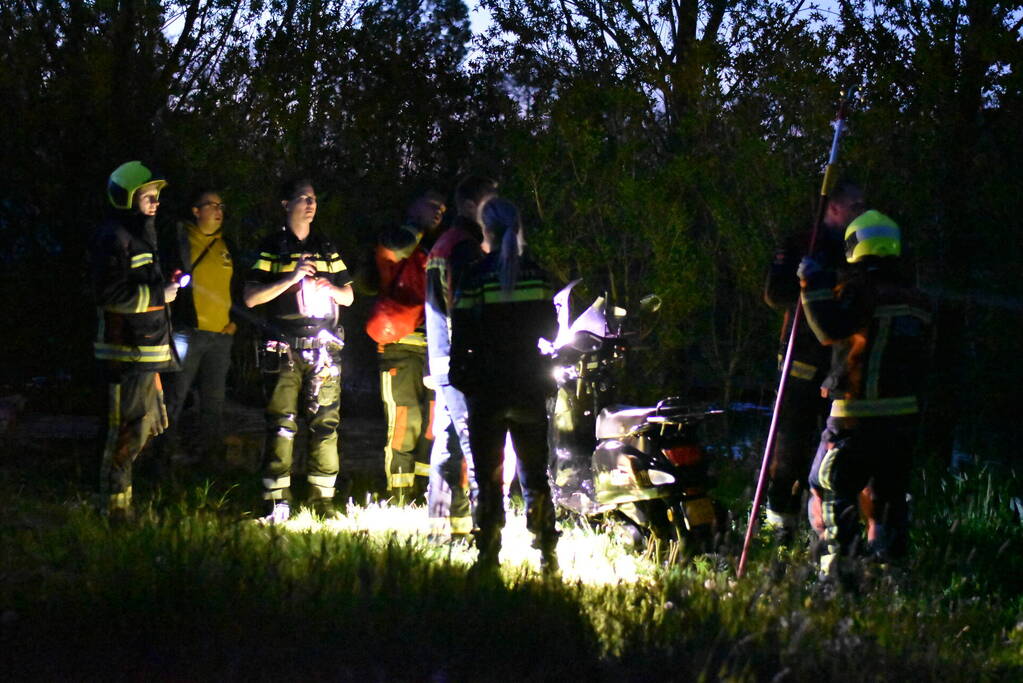 Hulpdiensten halen gestolen scooter uit water