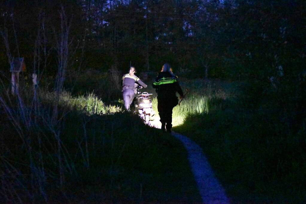 Hulpdiensten halen gestolen scooter uit water