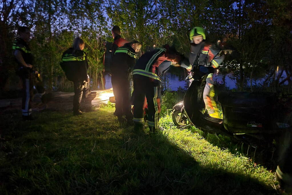 Hulpdiensten halen gestolen scooter uit water