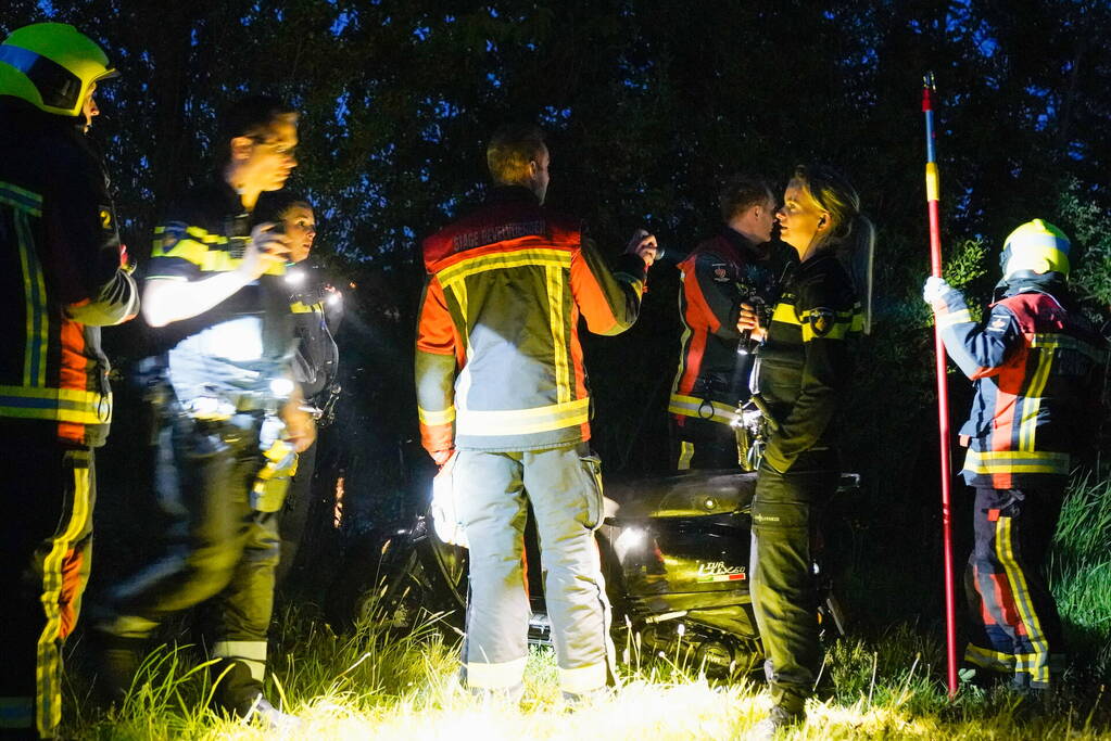 Hulpdiensten halen gestolen scooter uit water
