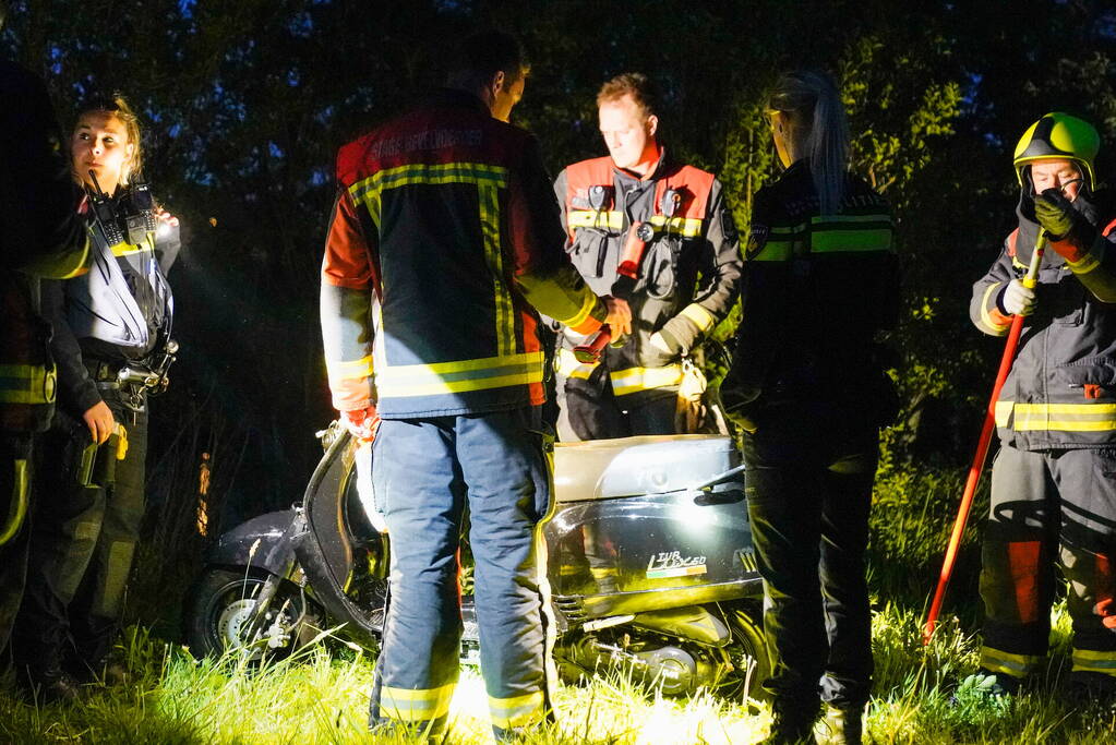 Hulpdiensten halen gestolen scooter uit water