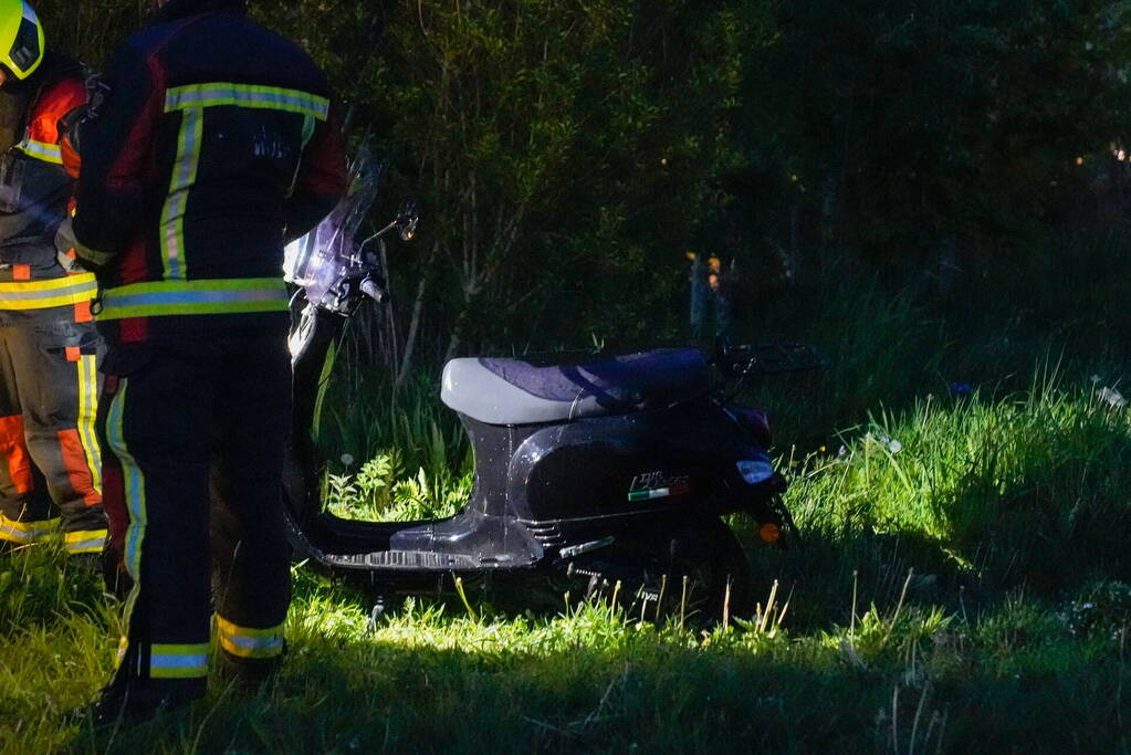 Hulpdiensten halen gestolen scooter uit water