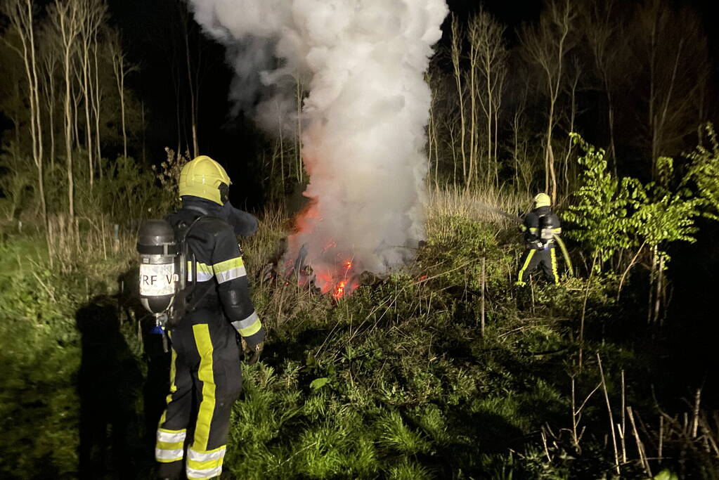 Brandweer bestrijdt forse brand in buitenruimte