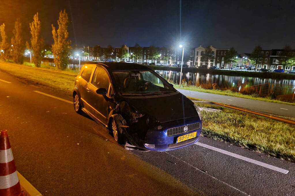 Personenauto knalt op lantaarnpaal
