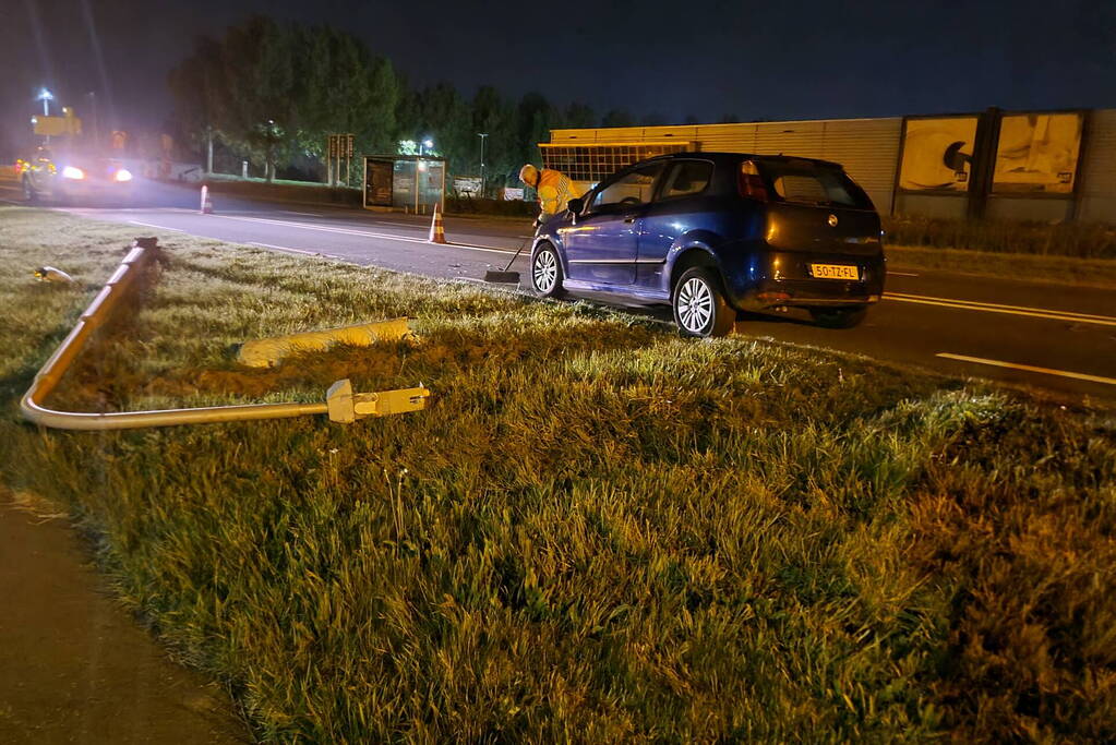 Personenauto knalt op lantaarnpaal