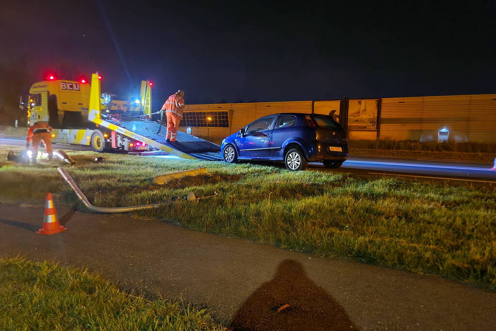 Personenauto knalt op lantaarnpaal