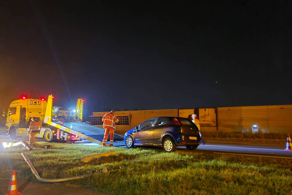 Personenauto knalt op lantaarnpaal