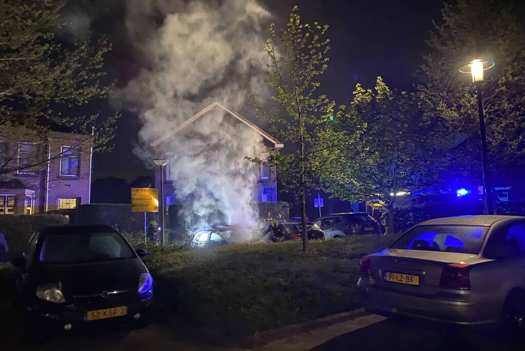 Brand in geparkeerde auto