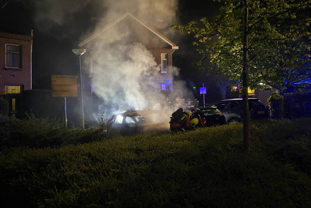 Brand in geparkeerde auto