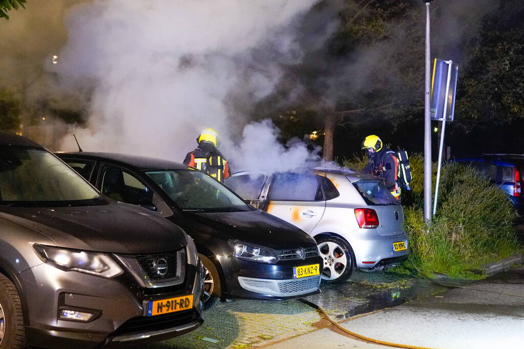 Brand in geparkeerde auto