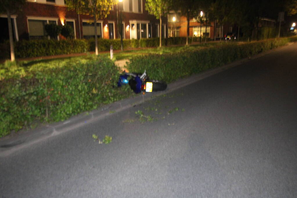 Tweetal op gestolen motor crashen na achtervolging