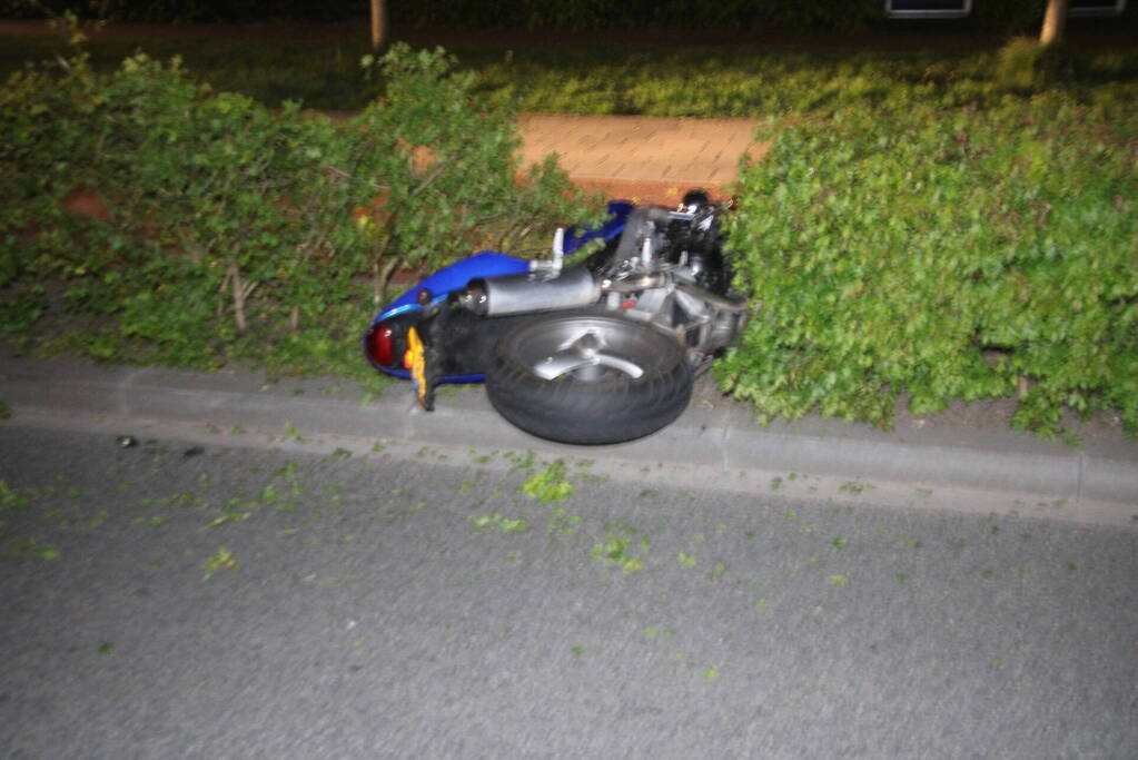 Tweetal op gestolen motor crashen na achtervolging