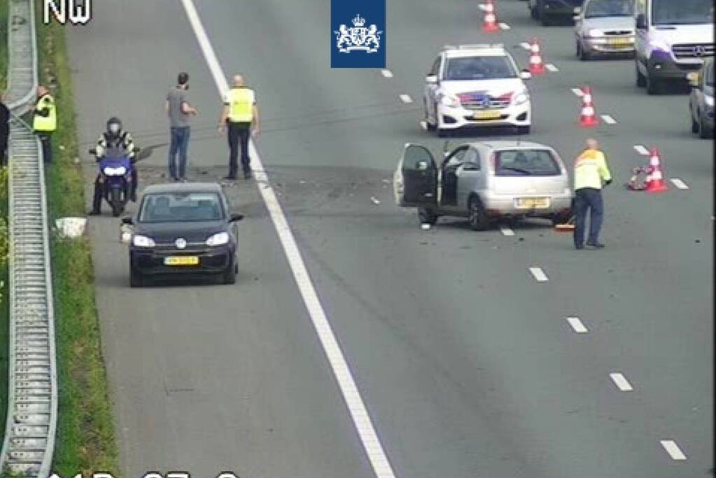 Twee rijstroken op snelweg afgesloten na aanrijding