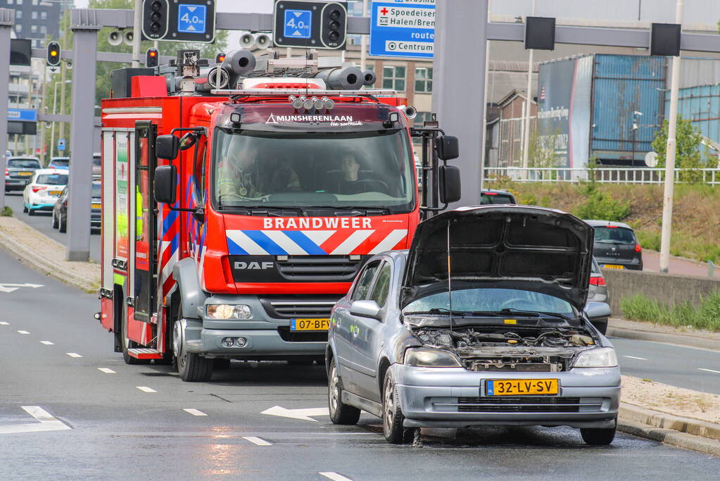 Auto vliegt al rijdend in brand
