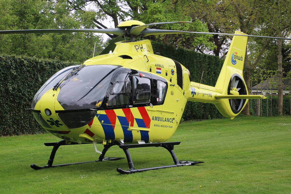 Traumahelikopter landt op grasveld Staatsliedenwijk