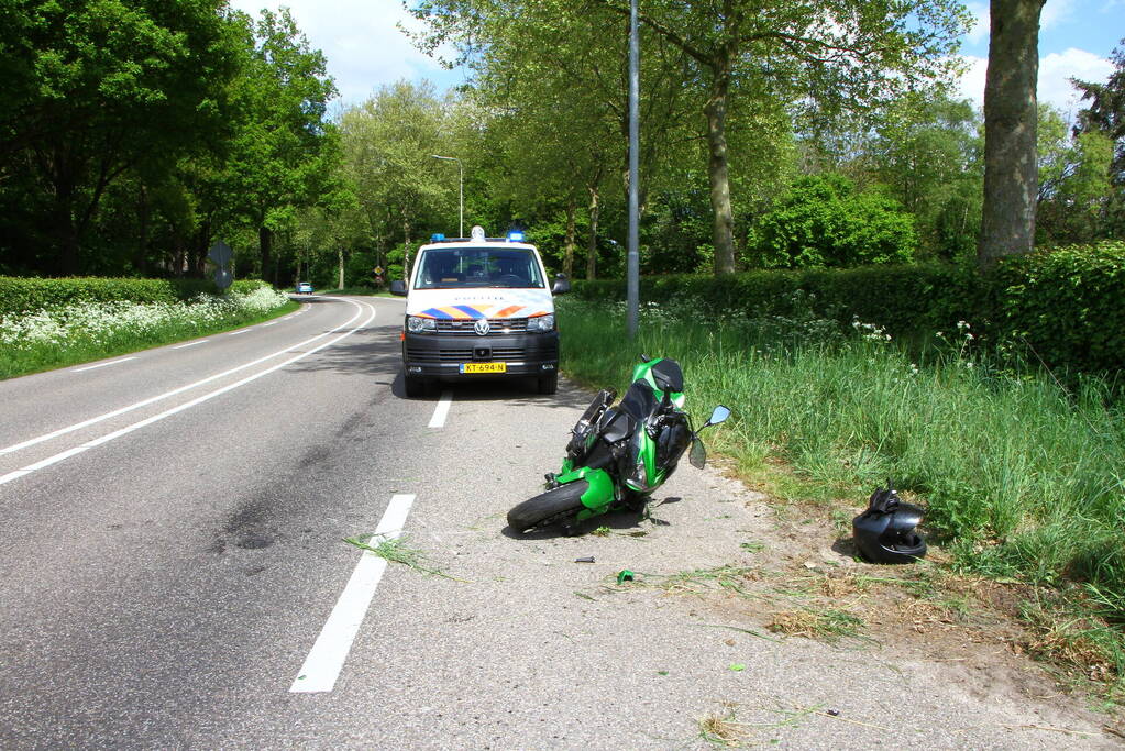 Motorrijder vliegt uit de bocht en raakt gewond