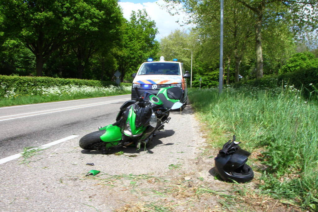 Motorrijder vliegt uit de bocht en raakt gewond