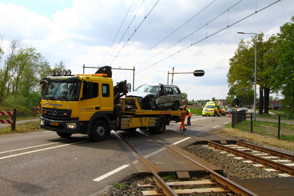 Auto en vrachtwagen botsen op spoorwegovergang