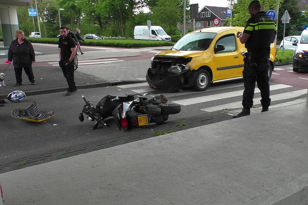 Brommerrijder gewond bij botsing met bestelbus op zebrapad