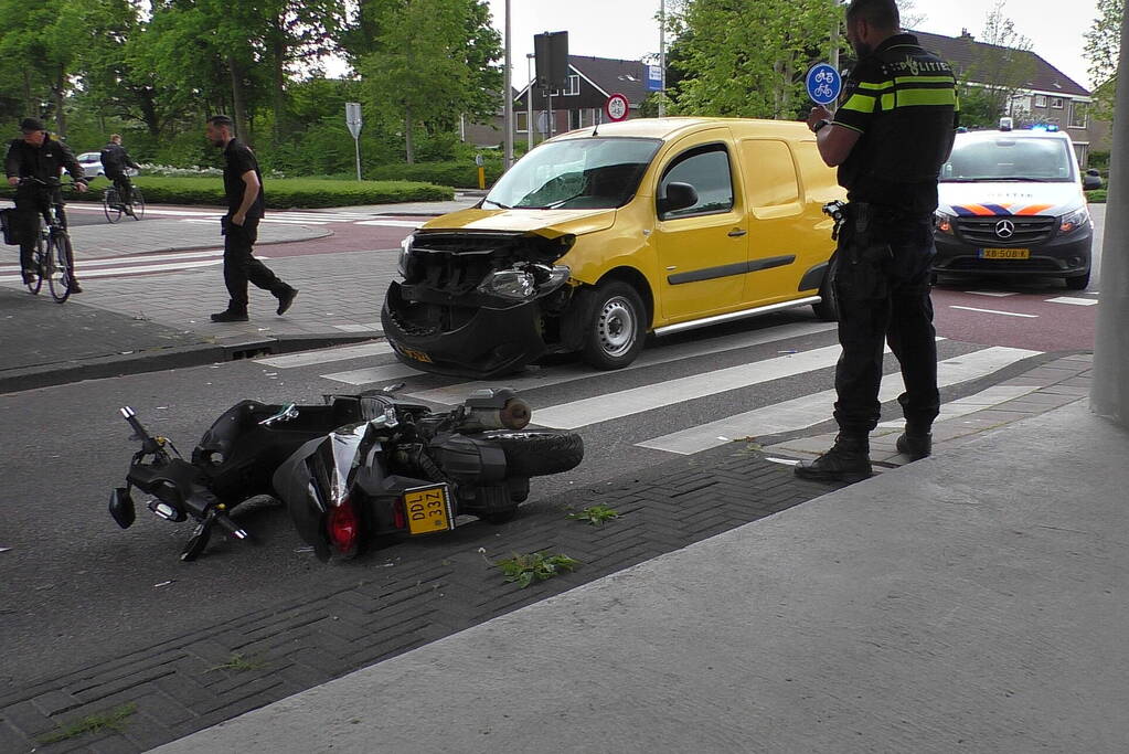 Brommerrijder gewond bij botsing met bestelbus op zebrapad