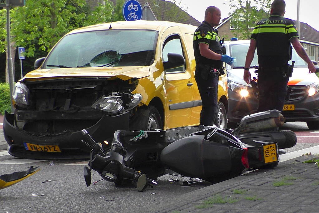 Brommerrijder gewond bij botsing met bestelbus op zebrapad