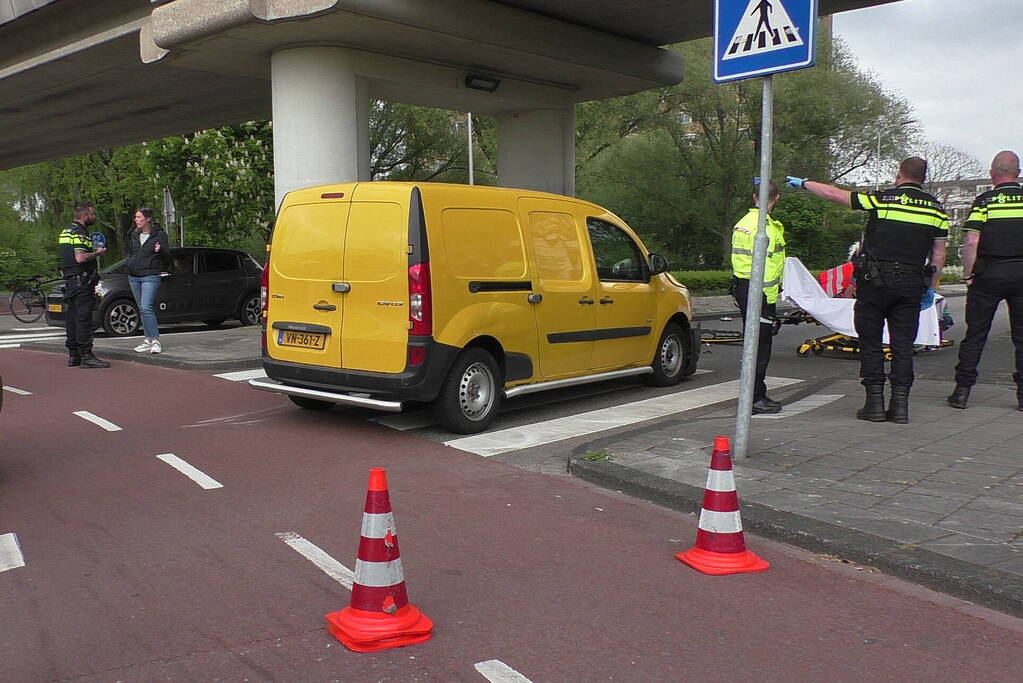 Brommerrijder gewond bij botsing met bestelbus op zebrapad