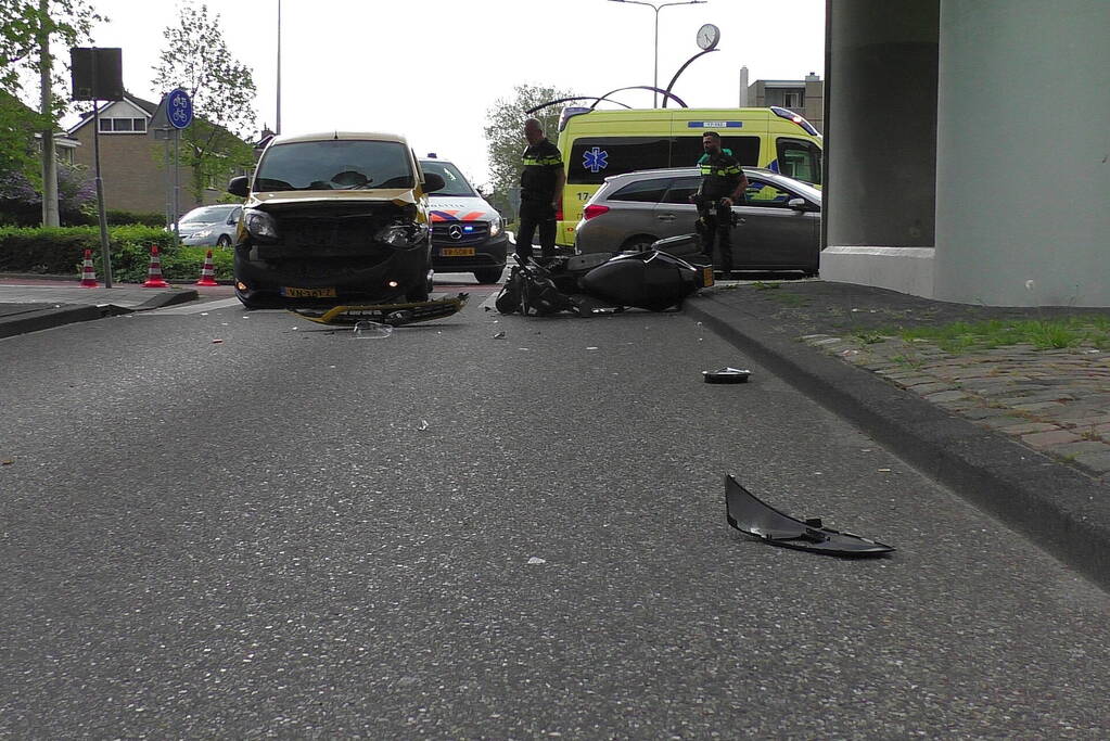 Brommerrijder gewond bij botsing met bestelbus op zebrapad