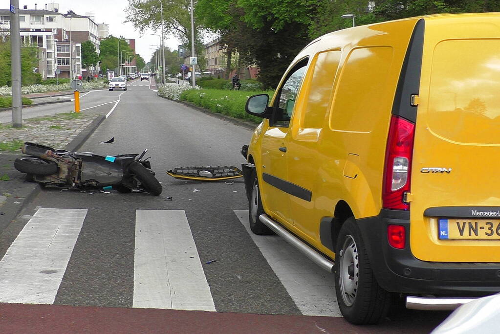 Brommerrijder gewond bij botsing met bestelbus op zebrapad