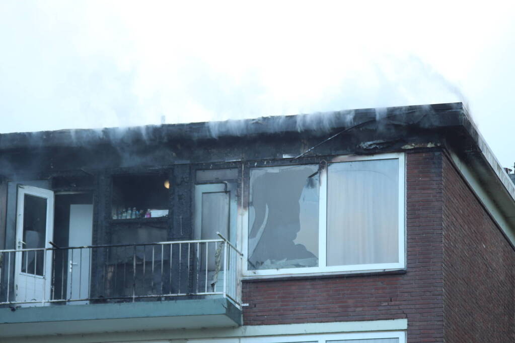 Enorme rookwolken bij uitslaande in flatgebouw