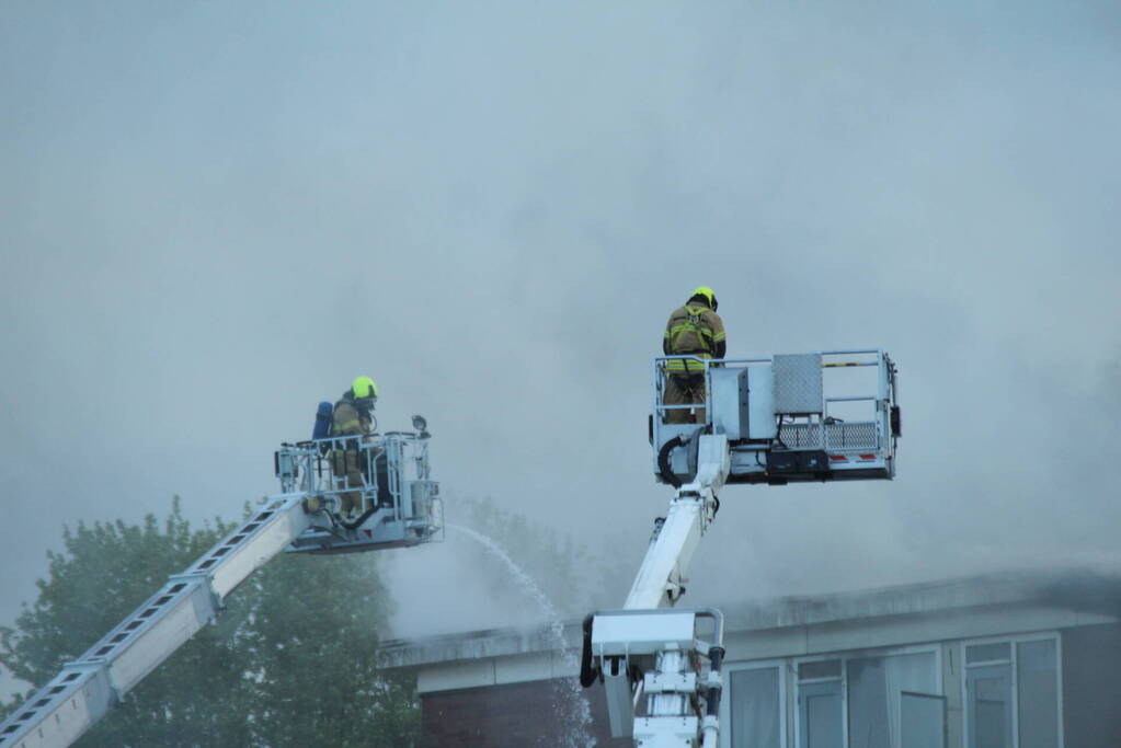 Enorme rookwolken bij uitslaande in flatgebouw