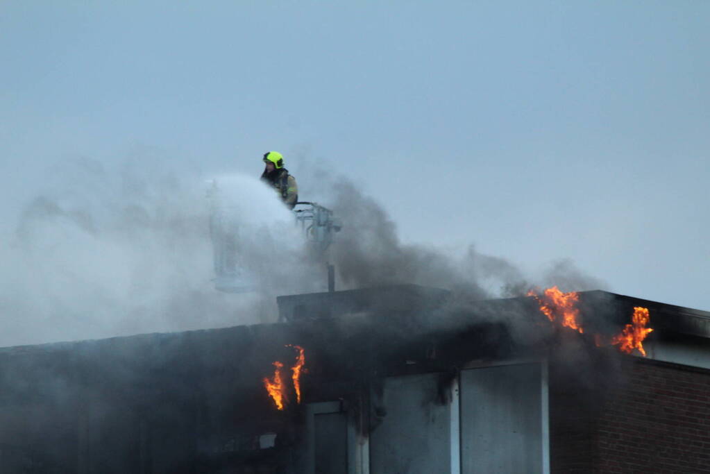 Enorme rookwolken bij uitslaande in flatgebouw