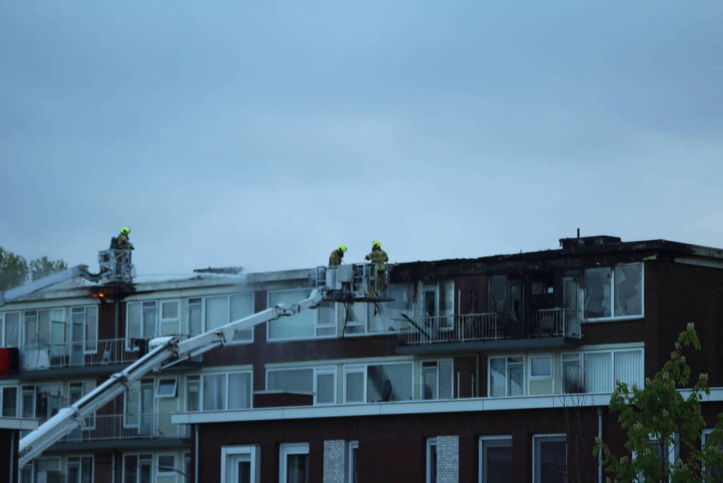 Enorme rookwolken bij uitslaande in flatgebouw