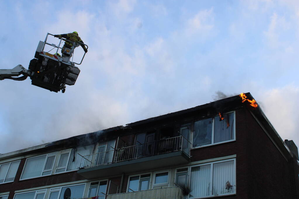 Enorme rookwolken bij uitslaande in flatgebouw