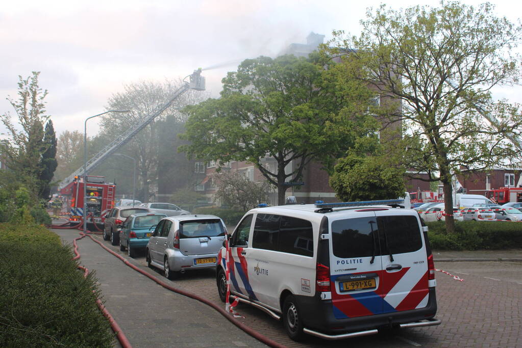 Enorme rookwolken bij uitslaande in flatgebouw