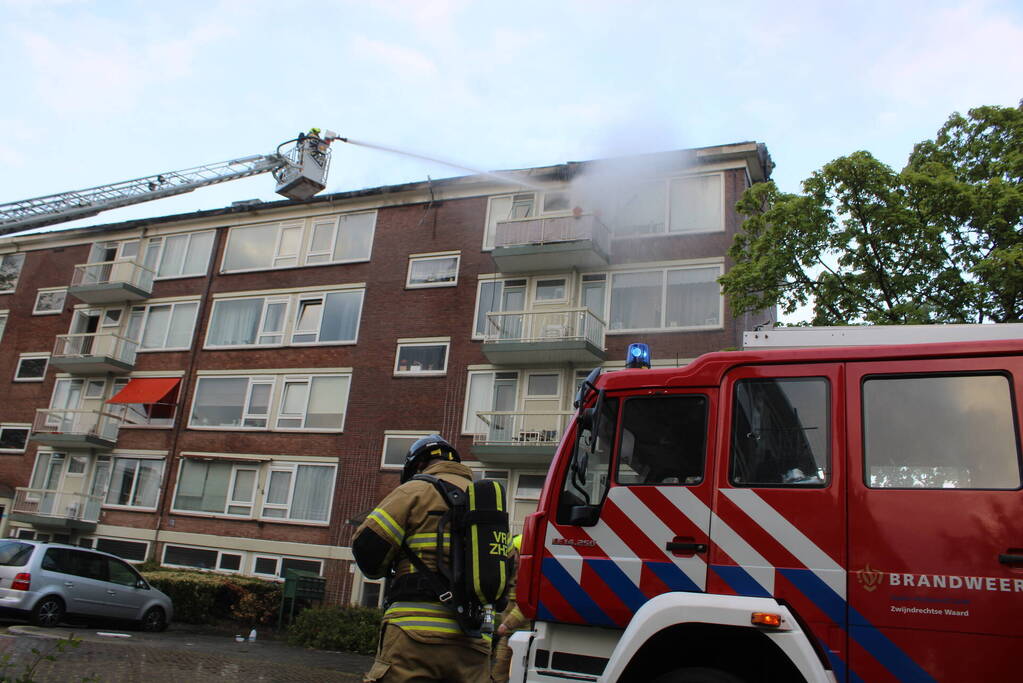Enorme rookwolken bij uitslaande in flatgebouw