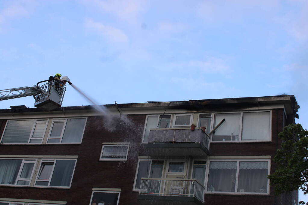 Enorme rookwolken bij uitslaande in flatgebouw