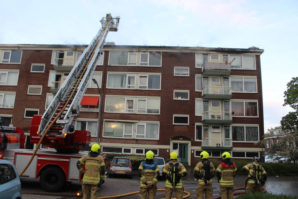 Enorme rookwolken bij uitslaande in flatgebouw