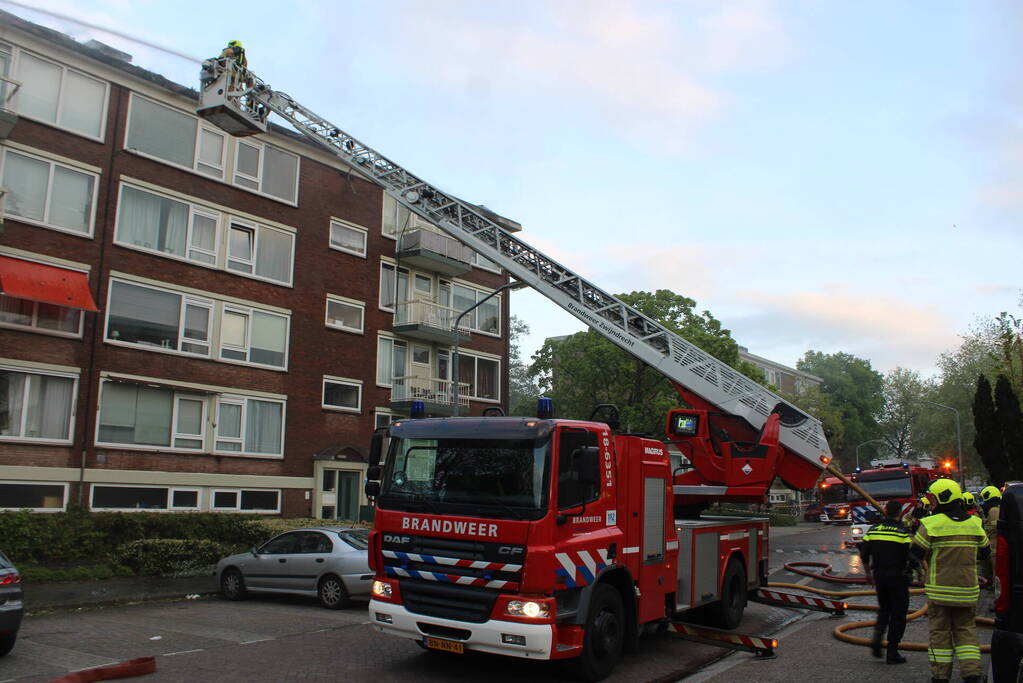 Enorme rookwolken bij uitslaande in flatgebouw