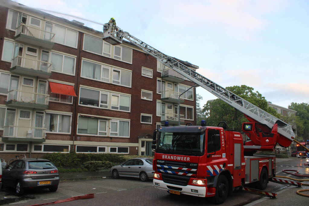 Enorme rookwolken bij uitslaande in flatgebouw