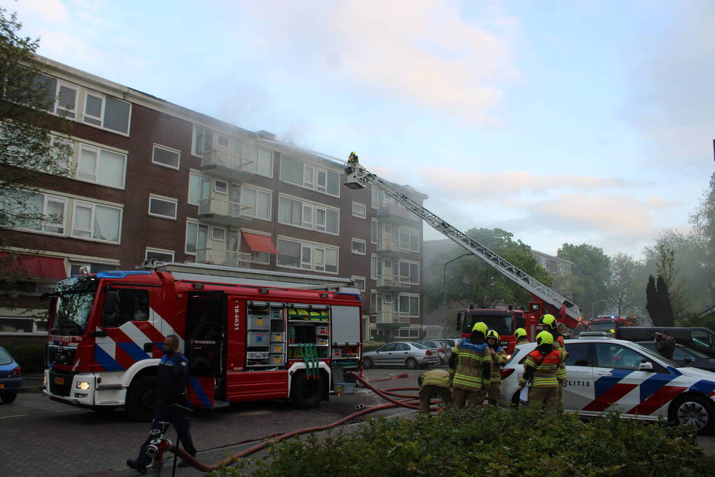 Enorme rookwolken bij uitslaande in flatgebouw